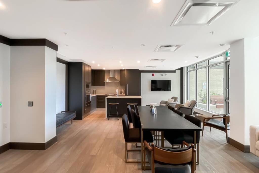 Spacious New Apartment With Working Space@Oakridge Vancouver Exterior photo